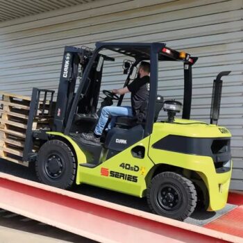 Clark S40-55 dízel / gázos targonca 9 clark s40-55 targonca rámpán