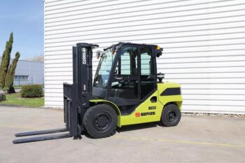 Clark S40-55 dízel / gázos targonca 10 clark s40-55 raktár előtt áll