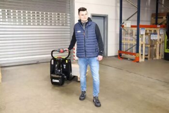 Clark LWio15 elektromos li-ion raklapemelő béka 7 clark lwio15 raklapemelő munka közben