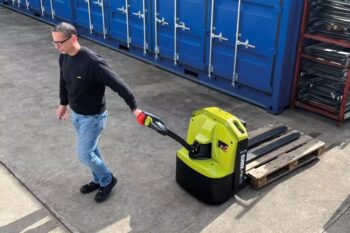 clark pwio20 raklapemelő munka közben