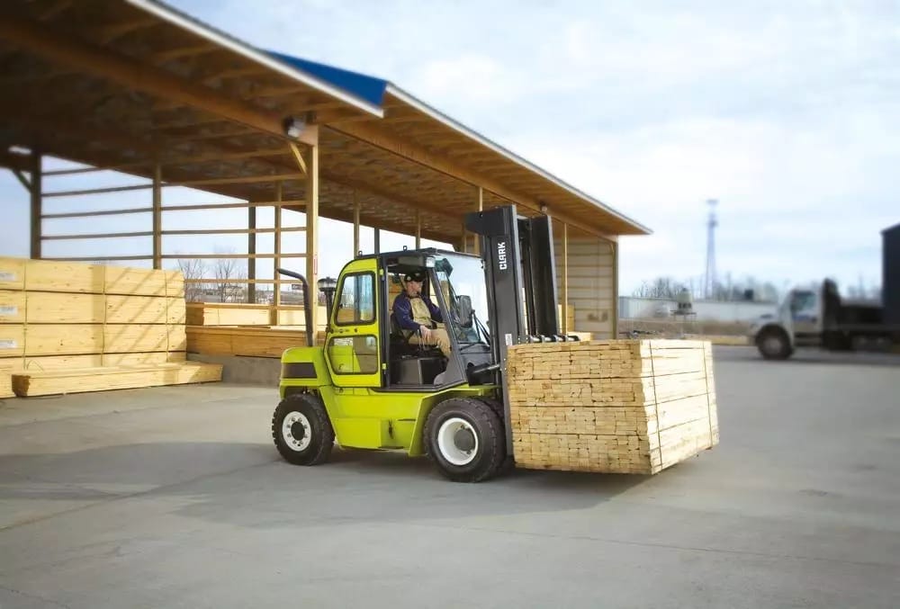 clark-c60-targonca-dolgozik