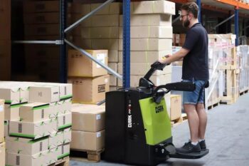 Clark PPXS20 elektromos li-ion alacsony emelésű gyalogkíséretű targonca 7 clark-ppxs20-targonca munka közben