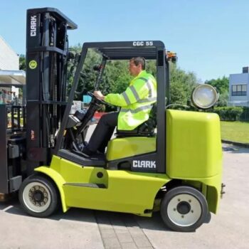 clark-cgc40-70-targonca dolgozik