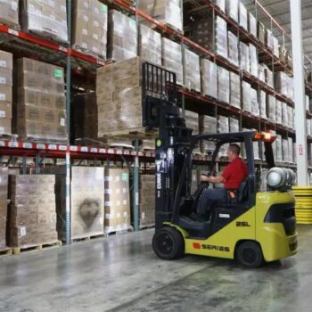 clark-s20-32C-gazos-targonca dolgozik