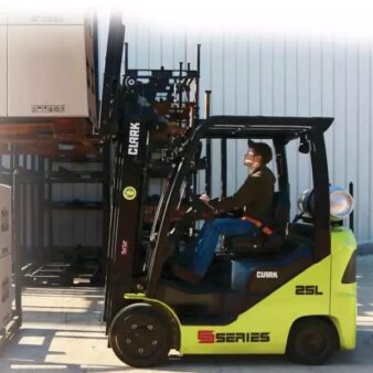 clark-s20-32C-gazos-targonca dolgozik 2