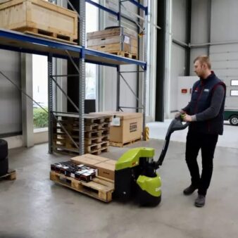 CLARK BPT15 elektromos gyalogkíséretű raklapemelő munka közben