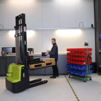 CLARK BST12i magasemelésű raklapemelő iniciál emeléssel és dupla raklapszállítással 6 CLARK BST12i elektromos gyalogkíséretű magasemelésű raklapemelő munk közben