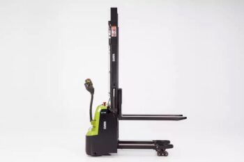 CLARK BST12i magasemelésű raklapemelő iniciál emeléssel és dupla raklapszállítással 7 CLARK BST12i elektromos gyalogkíséretű magasemelésű raklapemelő oldalról