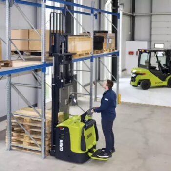 CLARK RSE16 elektromos gyalogkíséretű magasemelésű raklapemelő 7 clark-rse16-raklapemelo munka közben