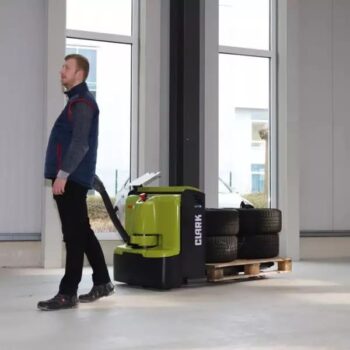 CLARK WEP20 elektromos raklapemelő platformmal 6 CLARK WEP20 elektromos raklapemelő munk közben