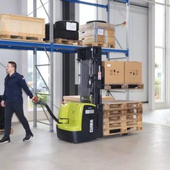 CLARK WSE16i raklapemelő munka közben