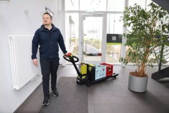 CLARK ELP15 elektromos kézi raklapemelő 10 clark elp 15 elektromos raklapemelő munka közben